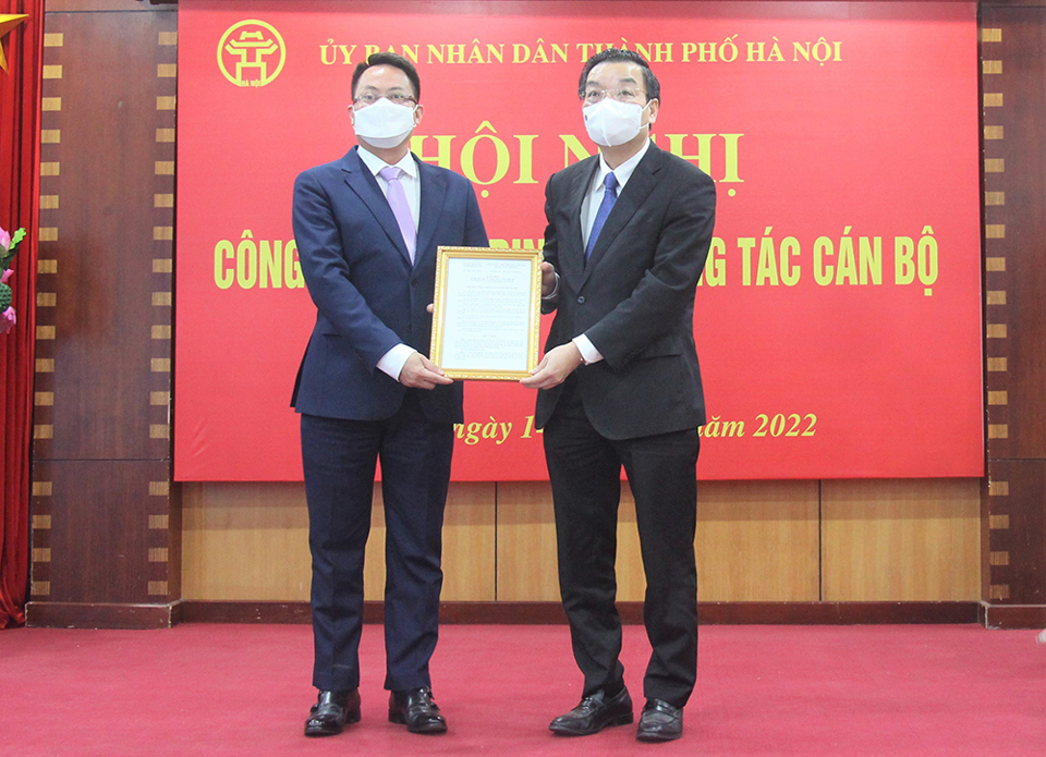 Chủ tịch UBND TP Chu Ngọc Anh trao quyết định bổ nhiệm cho &ocirc;ng Nguyễn Việt H&ugrave;ng.&nbsp;