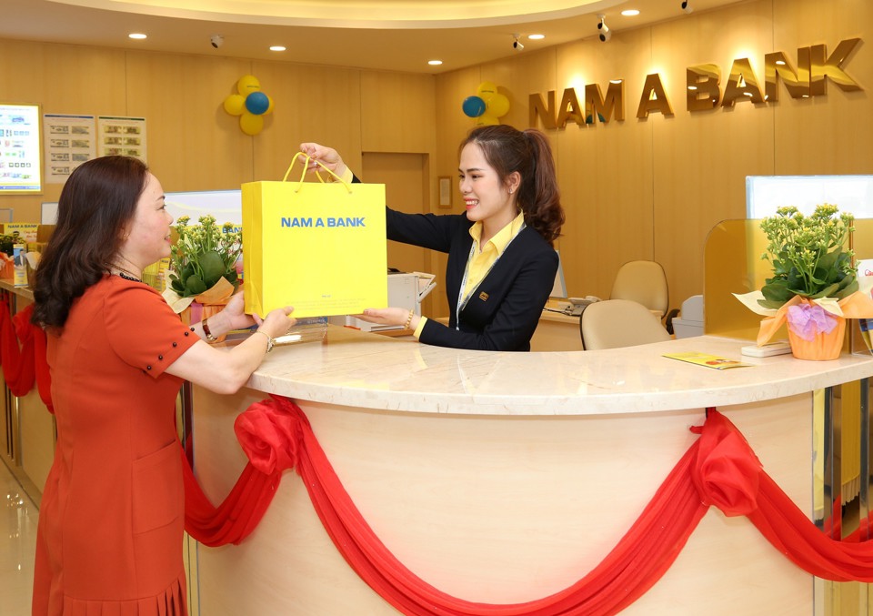 Kh&aacute;ch h&agrave;ng giao dịch tại Nam A Bank