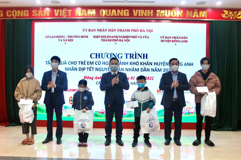 Ph&oacute; Chủ tịch UBND TP H&agrave; Nội Chử Xu&acirc;n Dũng đ&atilde; tặng qu&agrave; cho trẻ em c&oacute; ho&agrave;n cảnh kh&oacute; khăn tr&ecirc;n địa b&agrave;n huyện Đ&ocirc;ng Anh.