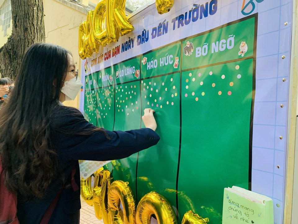 Học sinh lớp 12 trường THPT Việt Đức, quận Hoàn Kiếm trong ngày trở lại trường