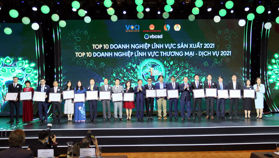 Đại diện Vinamilk (thứ 5 từ tr&aacute;i sang) nhận giải thưởng Top 10 Doanh nghiệp ph&aacute;t triển bền vững Việt Nam 2021 - lĩnh vực sản xuất.