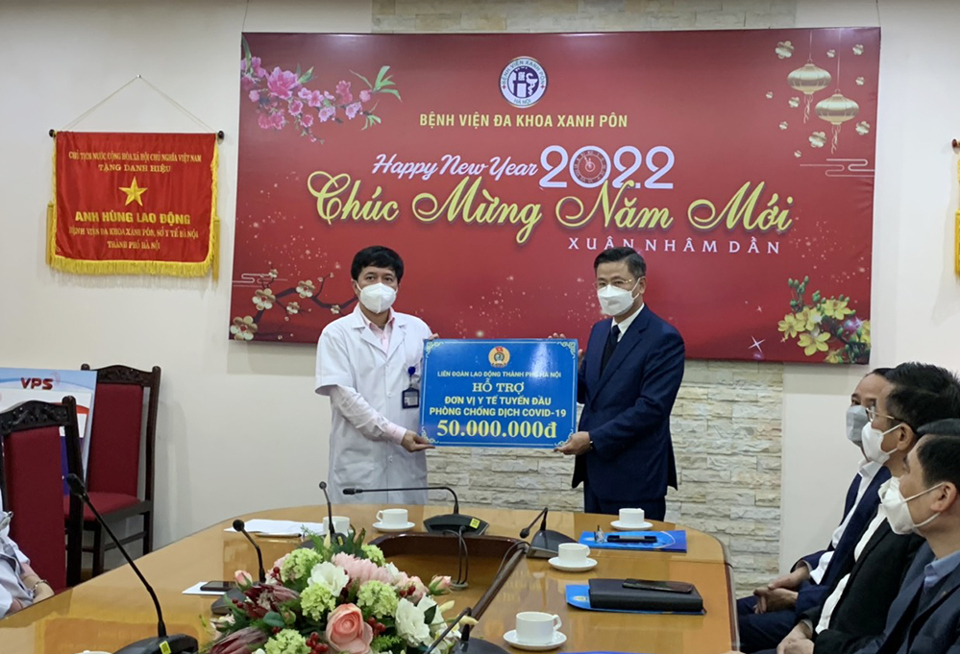 Chủ tịch LĐLĐ TP Hà Nội Nguyễn Phi Thường trao quà hỗ trợ cho các y bác sĩ tại Bệnh viện Đa khoa Xanh Pôn nhân dịp Tết Nguyên đán Nhâm Dần năm 2022. Ảnh Thủy Tiên