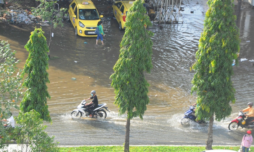 Ngập lụt đ&ocirc; thị thường xuy&ecirc;n xảy ra v&agrave;o m&ugrave;a mưa ở Cần Thơ. Ảnh: Giang Lam