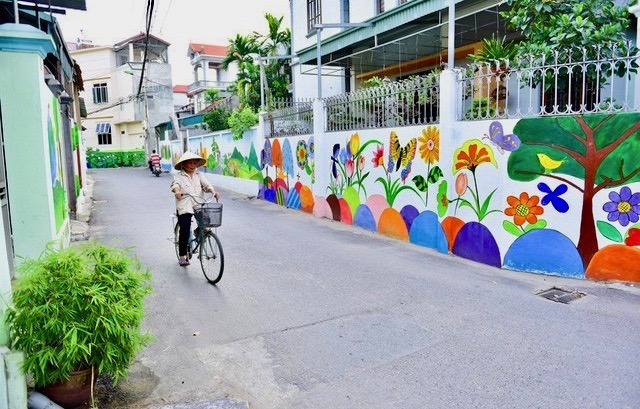 Con đường b&iacute;ch hoạ t&ocirc; điểm l&agrave;ng qu&ecirc; tại x&atilde; Đan Phượng (huyện Đan Phượng).