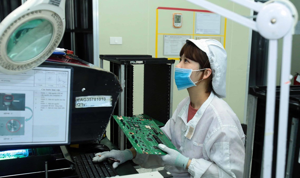 Sản xuất linh kiện điện tử tại C&ocirc;ng ty TNHH 4P, khu C&ocirc;ng nghiệp Bắc Ninh. Ảnh: Phạm Ki&ecirc;n