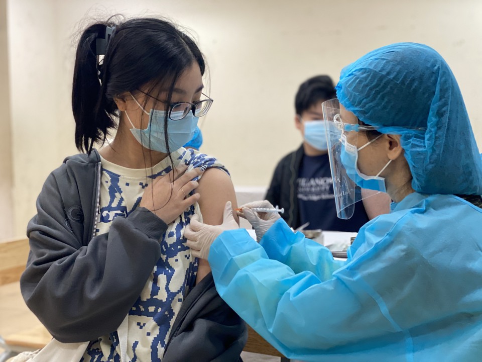 Tiêm vaccine phòng Covid 19 cho học sinh tại trường THPT Đống Đa. Ảnh Hải Linh