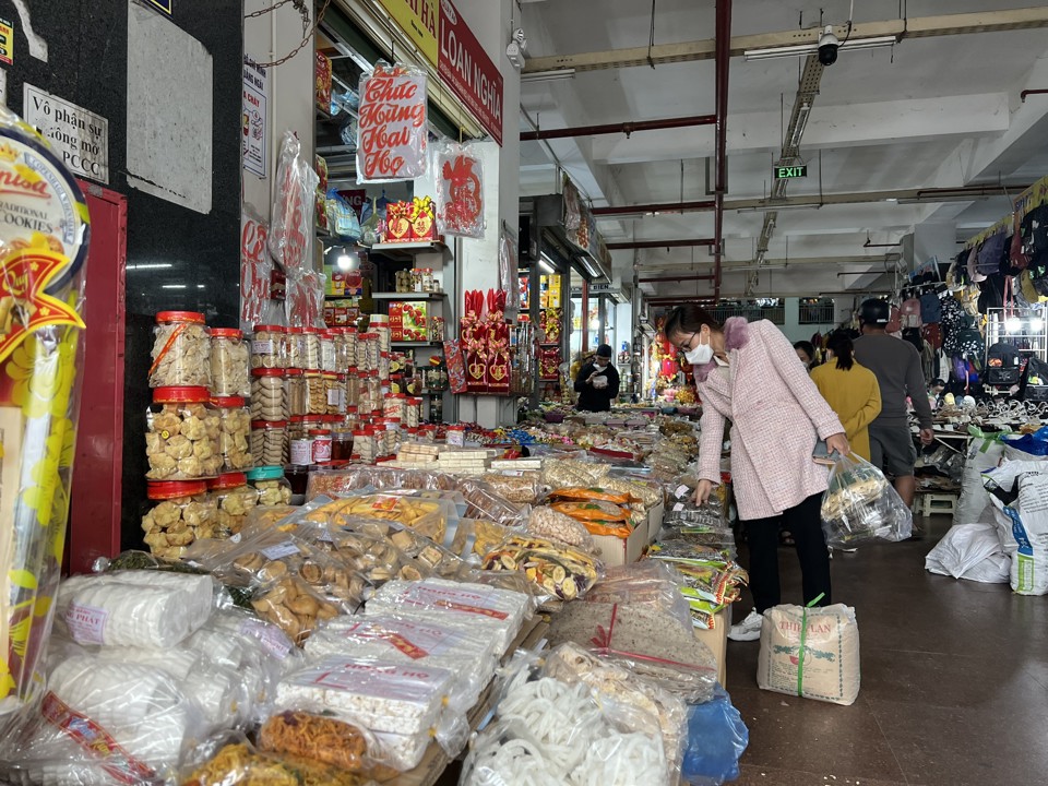 Chợ Trung t&acirc;m Quảng Ng&atilde;i kh&aacute; thưa vắng d&ugrave; Tết đ&atilde; cận kề.
