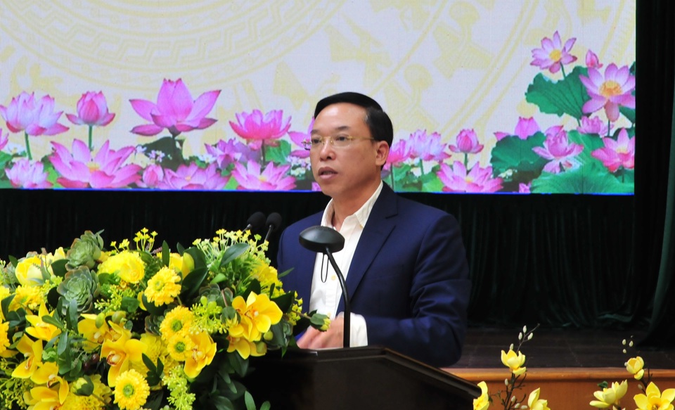 Chủ tịch UBND quận Long Bi&ecirc;n Nguyễn Mạnh H&agrave; ph&aacute;t biểu nhận nhiệm vụ Cụm trưởng Cụm thi đua số 8 từ năm 2022
