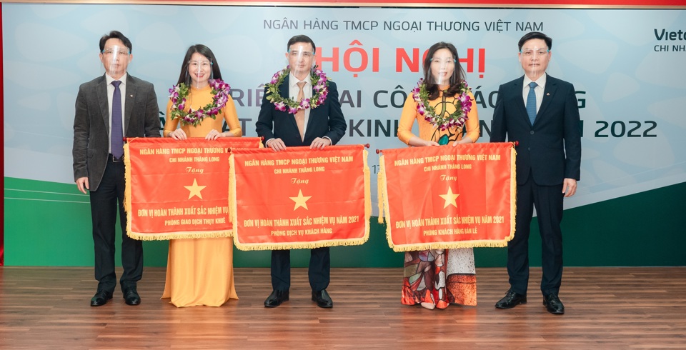 C&aacute;c đơn vị thuộc Chi nh&aacute;nh Thăng Long nhận Cờ thi đua xuất sắc năm 2021 của Vietcombank.