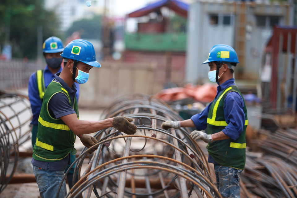 Công nhân xây dựng tại một công trình trên địa bàn quận Cầu Giấy, Hà Nội. Ảnh Phạm Hùng