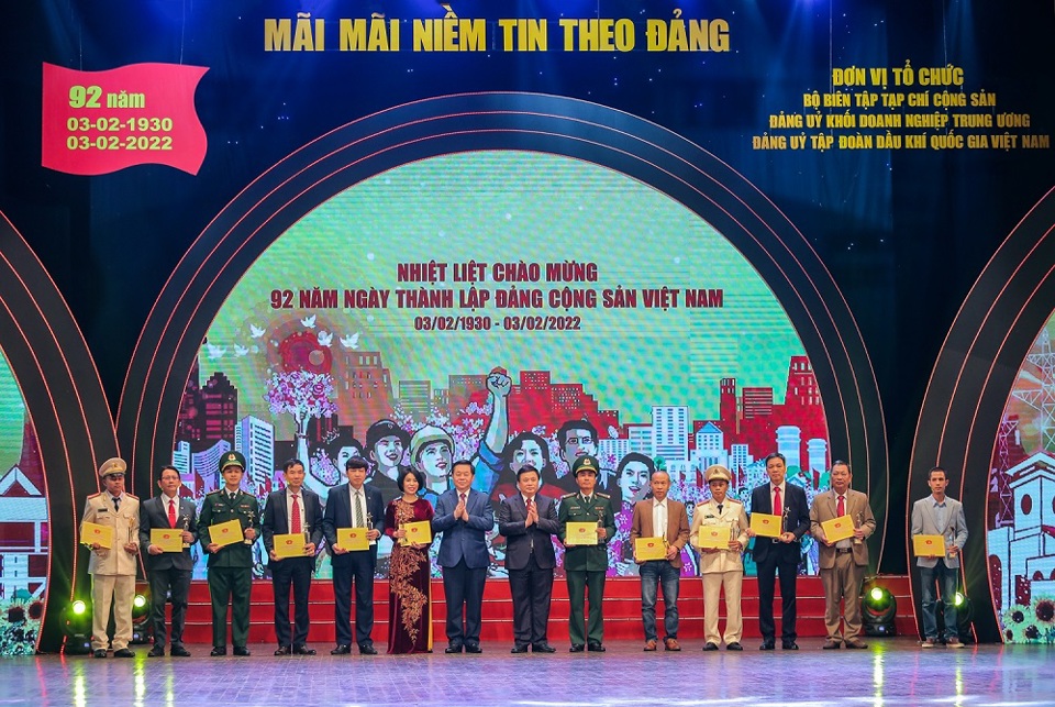 Đảng vi&ecirc;n Đỗ Đ&igrave;nh Phan (thứ 3 từ phải qua) c&ugrave;ng c&aacute;c đảng vi&ecirc;n ti&ecirc;u biểu, ti&ecirc;n phong trong c&ocirc;ng t&aacute;c ph&ograve;ng, chống dịch Covid-19 được vinh danh trong chương tr&igrave;nh.