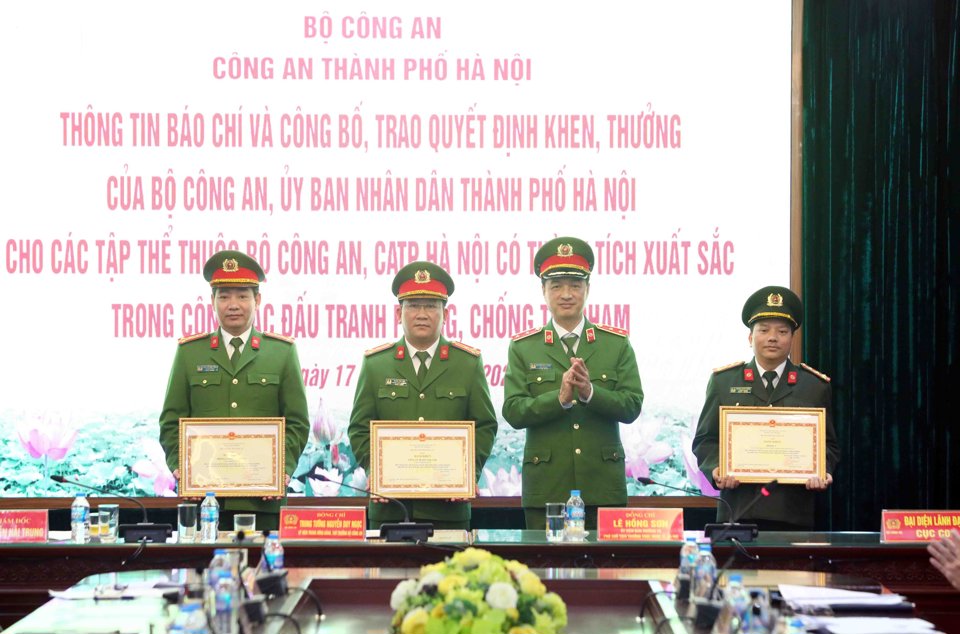 Trung tướng Nguyễn Duy Ngọc, Thứ trưởng Bộ C&ocirc;ng an trao thưởng cho tập thể, c&aacute; nh&acirc;n c&oacute; th&agrave;nh t&iacute;ch xuất sắc.