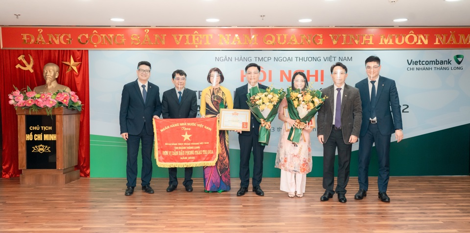 L&atilde;nh đạo NHNN TP H&agrave; Nội v&agrave; Vietcombank trao Cờ&nbsp;thi đua v&agrave; danh hiệu Chiến sĩ thi đua Ng&agrave;nh Ng&acirc;n h&agrave;ng cho đại diện Chi nh&aacute;nh Thăng Long.