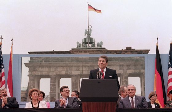 Tổng thống Mỹ Ronald Reagan ph&aacute;t biểu trước người d&acirc;n T&acirc;y Đức, gần Bức tường Berlin, nh&acirc;n kỷ niệm 750 năm th&agrave;nh lập Berlin v&agrave;o ng&agrave;y 12/6/1987. Ảnh: AFP