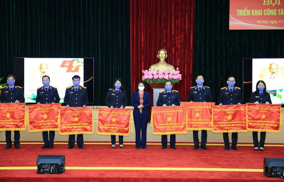 Phó Bí thư Thường trực Thành ủy Nguyễn Thị Tuyến tặng cờ và chụp ảnh lưu niệm với tổ chức, cá nhân có thành tích xuất sắc của ngành Kiểm sát TP Hà Nội năm 2021. Ảnh Phạm Hùng