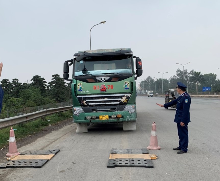 Thanh tra Sở GTVT TP Hà Nội đã tích cực bố trí lực lượng phối hợp với lực lượng thanh tra thuộc Cục Quản lý đường bộ I tiến hành kiểm soát tải trọng phương tiện qua cầu Thăng Long