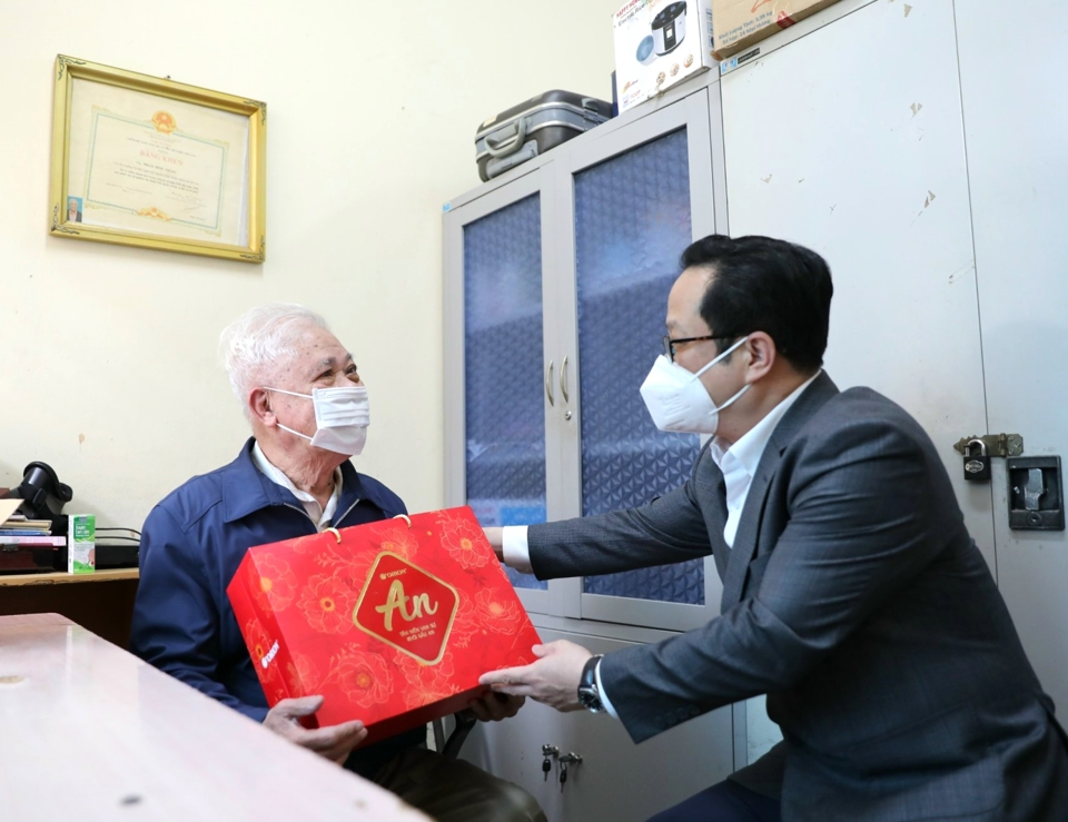 Giám đốc Sở GD&ĐT Trần Thế Cương thăm hỏi, tặng quà thầy Phạm Đình Thắng- giáo viên trường Nguyễn Đình Chiểu