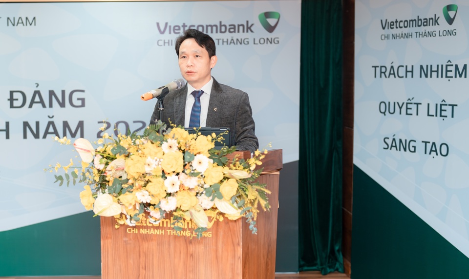 Ủy vi&ecirc;n Ban thường vụ Đảng ủy, Th&agrave;nh vi&ecirc;n Hội đồng quản trị Vietcombank Nguyễn Mạnh H&ugrave;ng ph&aacute;t biểu chỉ đạo Hội nghị