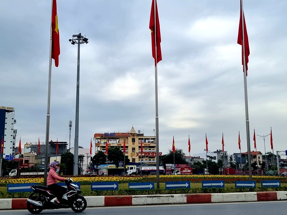 Tuyến phố L&ecirc; Hồng Phong rực rỡ cờ hoa. Ảnh Vĩnh Qu&acirc;n