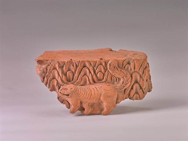 Mảnh ghạch trang tr&iacute; h&igrave;nh hổ, chất liệu đất nung, ni&ecirc;n đại thế kỷ XI - XIV.