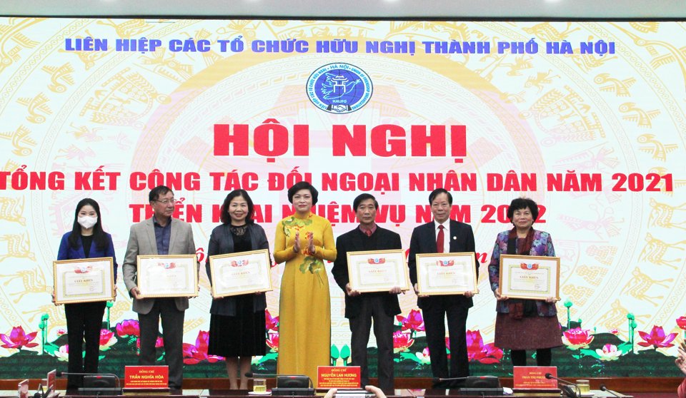 Trao bằng khen của UNBD TP H&agrave; Nội cho c&aacute;c c&aacute; nh&acirc;n v&agrave; tổ chức c&oacute; đ&oacute;ng g&oacute;p t&iacute;ch cực cho c&ocirc;ng t&aacute;c đối ngoại nh&acirc;n d&acirc;n Thủ đ&ocirc;.&nbsp;