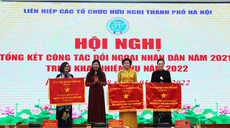 Trao cờ thi đua xuất sắc cho đại diện l&atilde;nh đạo Li&ecirc;n hiệp hữu nghị TP H&agrave; Nội.&nbsp;