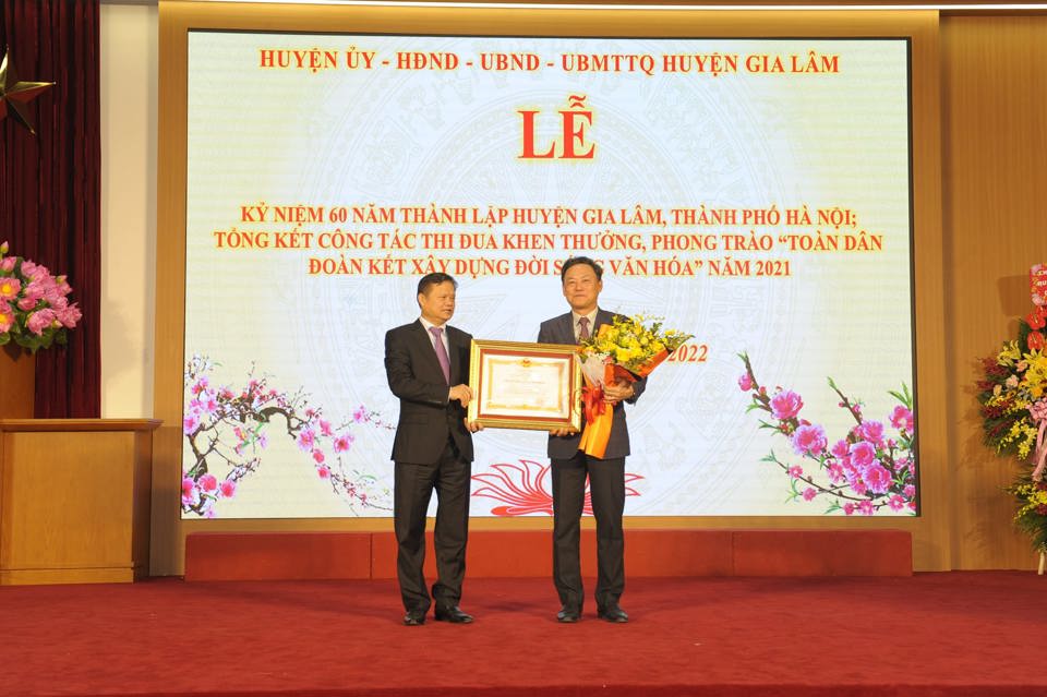 Trưởng ban Tổ chức Th&agrave;nh ủy Vũ Đức Bảo trao Hu&acirc;n chương Lao động Hạng Nh&igrave; cho B&iacute; thư Huyện ủy Gia L&acirc;m L&ecirc; Anh Qu&acirc;n