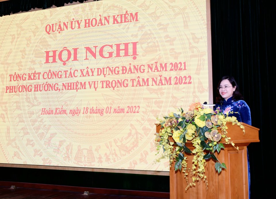 Đồng ch&iacute; Trịnh Ngọc Tr&acirc;m - B&iacute; thư Đảng ủy phường H&agrave;ng Trống tham luận tại Hội nghị