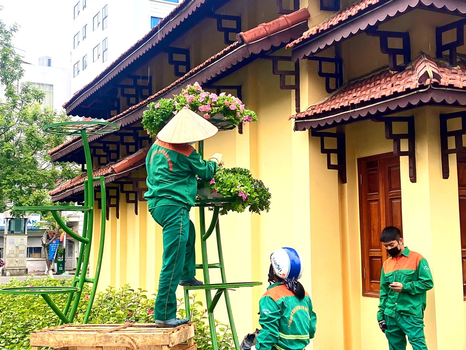 C&ocirc;ng nh&acirc;n C&ocirc;ng ty M&ocirc;i trường đ&ocirc; thị trang tr&iacute; hoa tại dải trung t&acirc;m TP. Ảnh Hải Yến