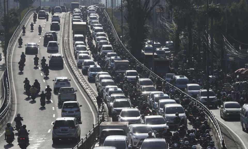 Giao thông tắc nghẽn ở Jakarta vào giờ cao điểm. Ảnh: AP