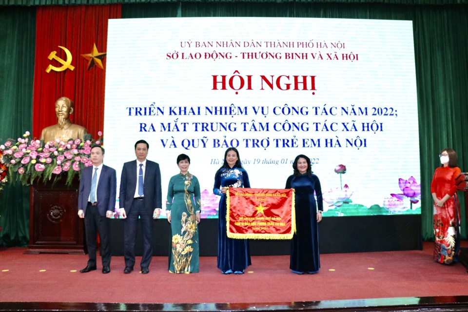 Thứ trưởng Bộ LĐTB&amp;XH Nguyễn Thị H&agrave; trao Cờ thi đua xuất sắc của Bộ LĐTB&amp;XH cho Sở LĐTB&amp;XH H&agrave; Nội.