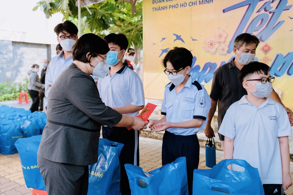 B&agrave; Văn Thị Bạch Tuyết &ndash; Đại diện Đo&agrave;n Đại biểu Quốc hội TP.HCM gửi qu&agrave; v&agrave; động vi&ecirc;n tinh thần để c&aacute;c em vượt qua kh&oacute; khăn.