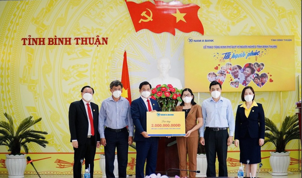 Nam A Bank trao tặng Quỹ v&igrave; người ngh&egrave;o tỉnh B&igrave;nh Thuận 2 tỷ đồng