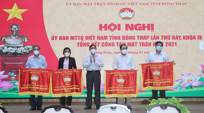Chủ tịch Ủy ban MTTQ Việt Nam tỉnh Đồng Th&aacute;p L&ecirc; Th&agrave;nh C&ocirc;ng tặng cờ thi đua cho 4 tập thể c&oacute; th&agrave;nh t&iacute;ch xuất sắc năm 2021. Ảnh: Như &Yacute;