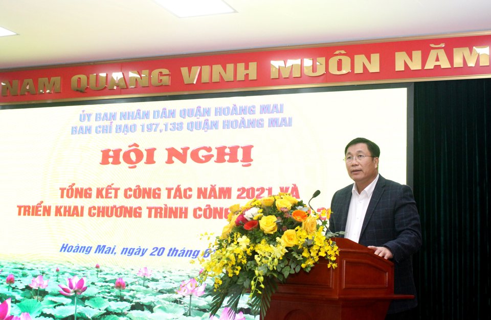 B&iacute; thư Quận ủy, Chủ tịch HĐND quận Ho&agrave;ng Mai Nguyễn Quang Hiếu ph&aacute;t biểu tại hội nghị.