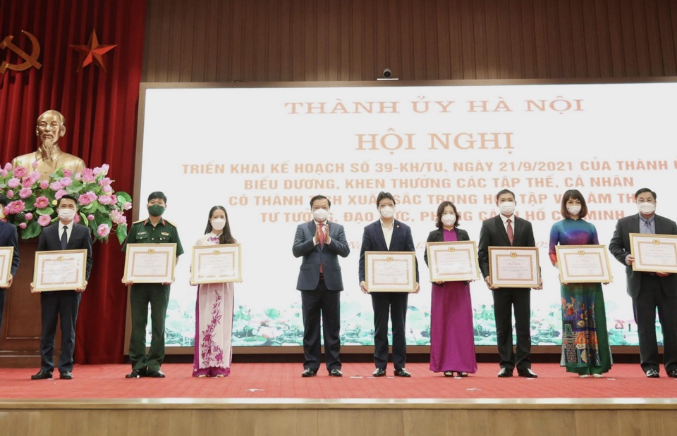 B&iacute; thư Th&agrave;nh ủy H&agrave; Nội Đinh Tiến Dũng trao Bằng khen cho c&aacute;c tập thể ti&ecirc;u biểu trong học tập v&agrave; l&agrave;m theo tư tưởng, đạo đức, phong c&aacute;ch Hồ Ch&iacute; Minh.&nbsp; (Đại diện Ban Tuy&ecirc;n gi&aacute;o Quận ủy Ho&agrave;n Kiếm - đồng ch&iacute; Trương Thị Thanh Nh&agrave;n - Ủy vi&ecirc;n Ban Thường vụ Quận ủy, Trưởng Ban Tuy&ecirc;n gi&aacute;o Quận ủy Ho&agrave;n Kiếm đứng thứ 2 từ phải sang)