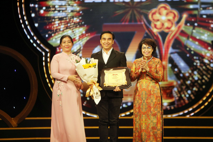 Nghệ sĩ Quyền Linh nhận giải.