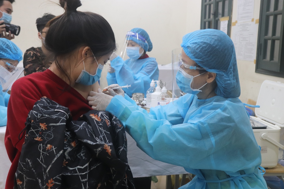 Nh&acirc;n vi&ecirc;n y tế ti&ecirc;m vaccine cho học sinh H&agrave; Nội. Ảnh: Thảo Trần