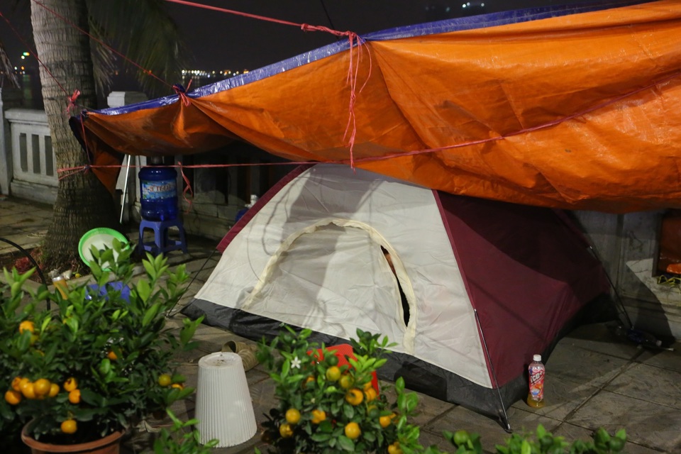 Những chiếc lều tạm dọc tuyến phố Lạc Long Qu&acirc;n.