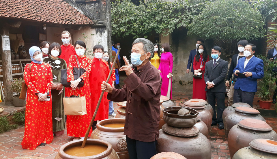 30 đại sứ quán trải nghiệm làng cổ Đường Lâm và Tết xứ Đoài  - Ảnh 1