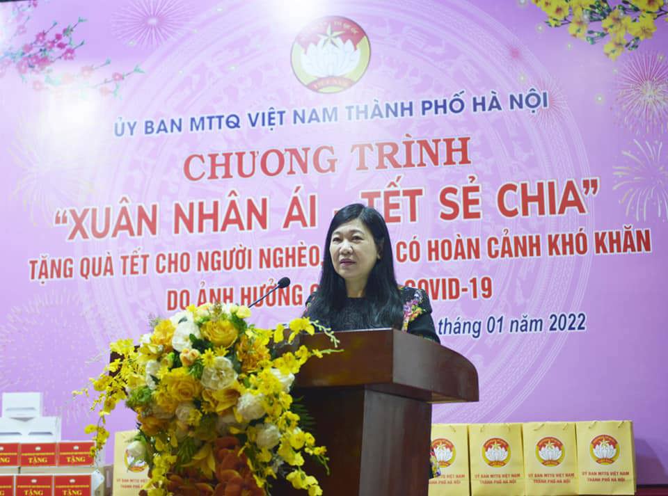 Chủ tịch Ủy ban MTTQ Việt Nam TP H&agrave; Nội Nguyễn Lan Hương ph&aacute;t biểu tại chương tr&igrave;nh