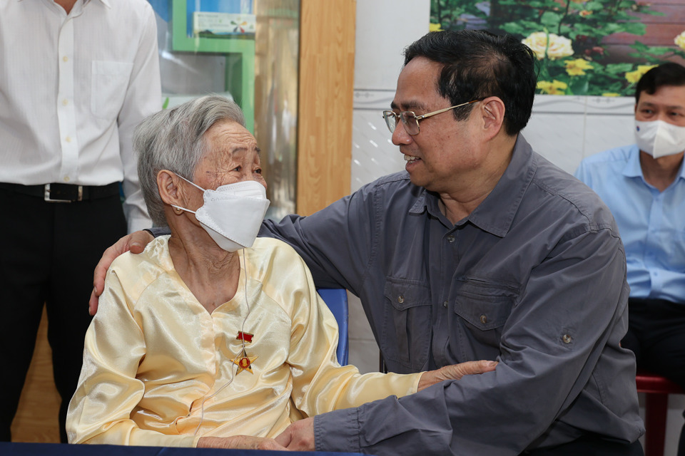 Thủ tướng thăm mẹ Việt Nam anh h&ugrave;ng Dương Thị Nga