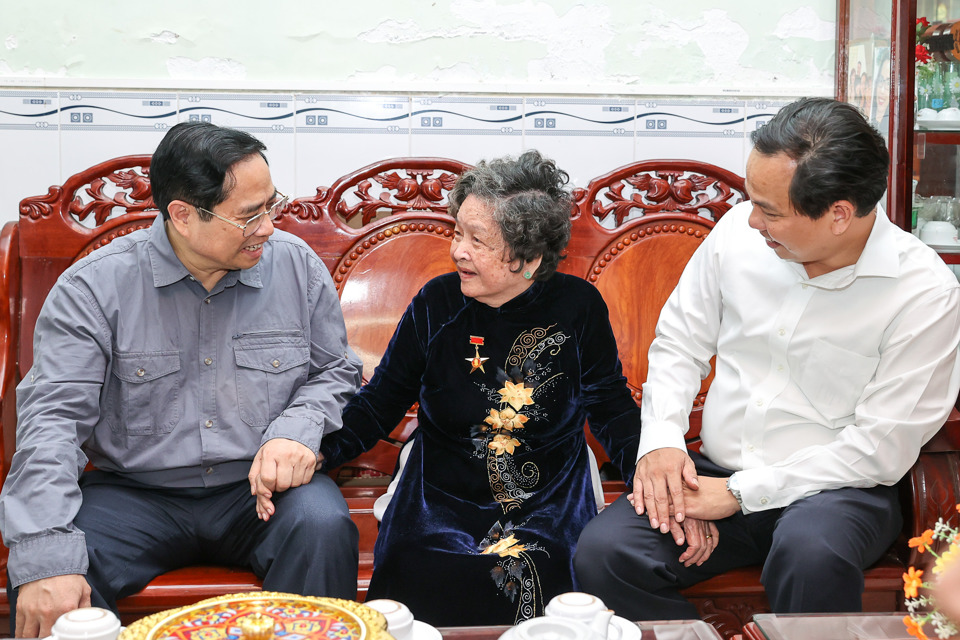 Thủ tướng thăm mẹ Việt Nam anh h&ugrave;ng Đặng Thị Gương