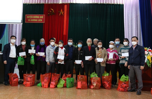 B&aacute;o Kinh tế &amp; Đ&ocirc; thị c&ugrave;ng đại diện Ban Tuy&ecirc;n gi&aacute;o Huyện uỷ Hương Kh&ecirc;, L&atilde;nh đạo x&atilde; Hương Li&ecirc;n trao qu&agrave; cho b&agrave; con