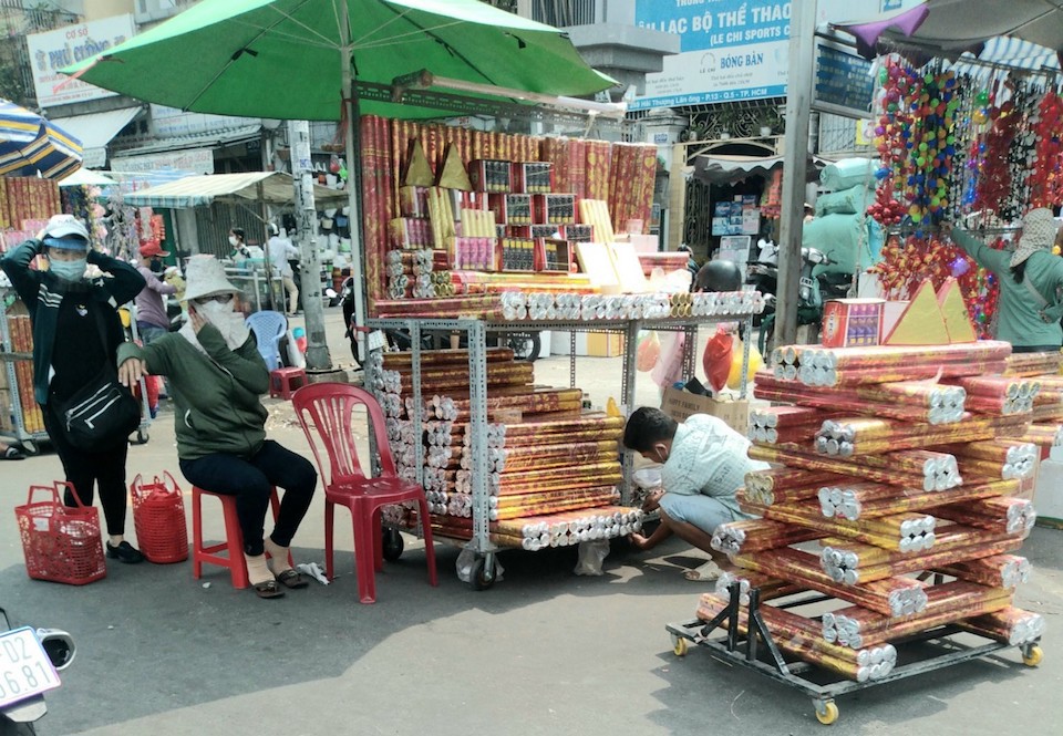 Những loại pháo khác nhau như pháo giấy, pháo pin, pháo hoa phát sáng, pháo cháy,.. được bày bán xung quanh khu vực chợ Kim Biên, quận 5, TP Hồ Chí Minh. (Ảnh: Tân Tiến)