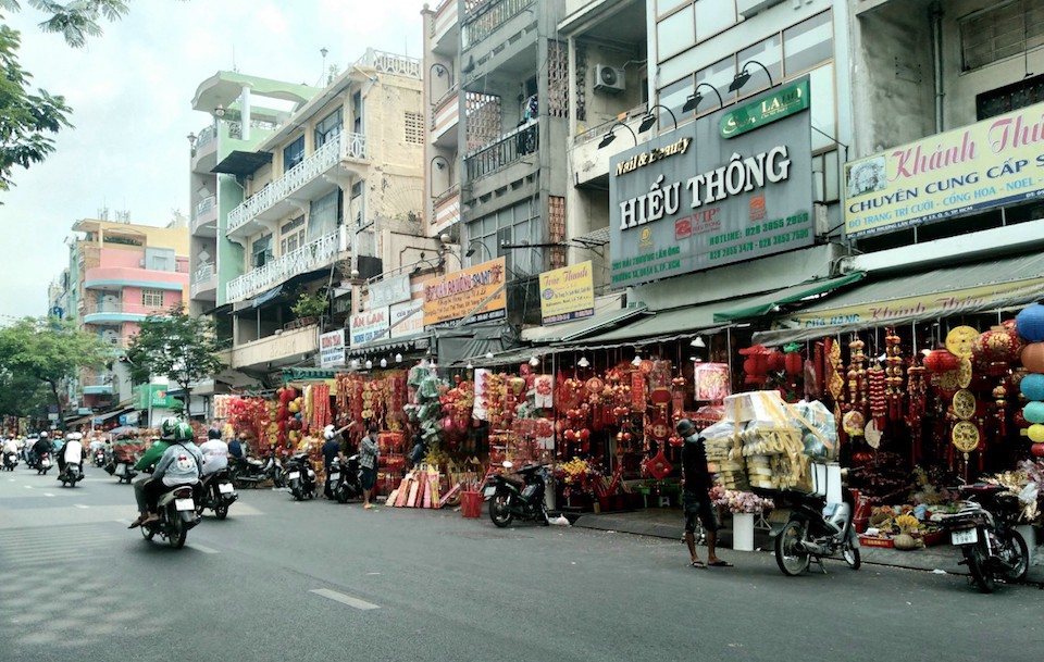 Pháo hoa bày bán rất nhiều tại các cửa hàng trên 2 chiều đoạn đường Hải Thượng Lãn Ông thuộc phường 13 và 14, quận 5, TP Hồ Chí Minh. (Ảnh: Tân Tiến)