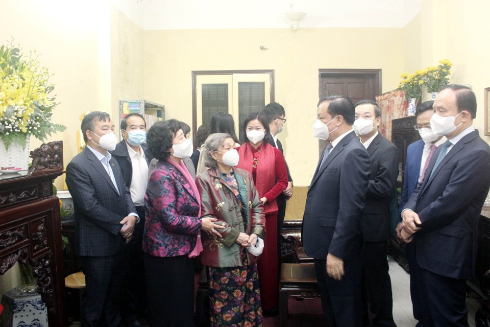 Bí thư Thành ủy Hà Nội Đinh Tiến Dũng hỏi thăm, chúc Tết gia đình đồng chí Nguyễn Phong Sắc. Ảnh Thanh Hải
