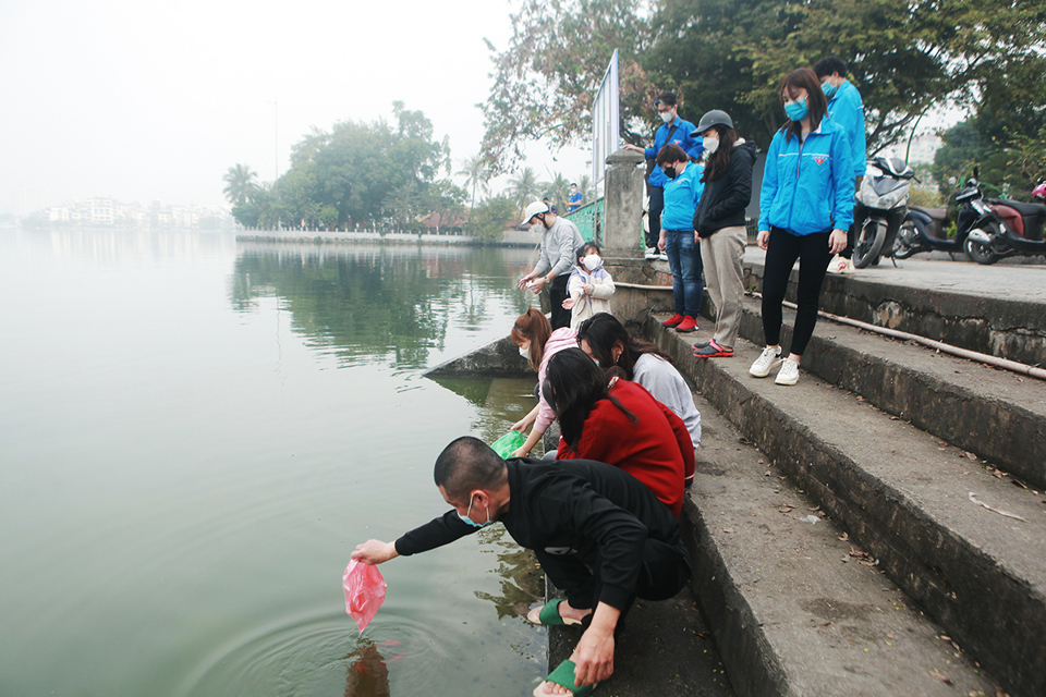 Đa số người dân có ý thức khi chỉ phóng sinh cá, không vứt túi nilon xuống sông, hồ tại Hồ Tây. Ảnh Hồng Phú