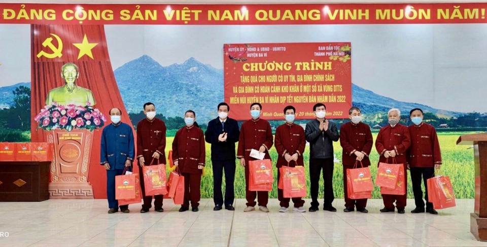 Đại diện Ban Dân tộc TP Hà Nội trao tặng quà Tết cho đồng bào dân tộc thiểu số huyện Ba Vì. Ảnh Lâm Nguyễn