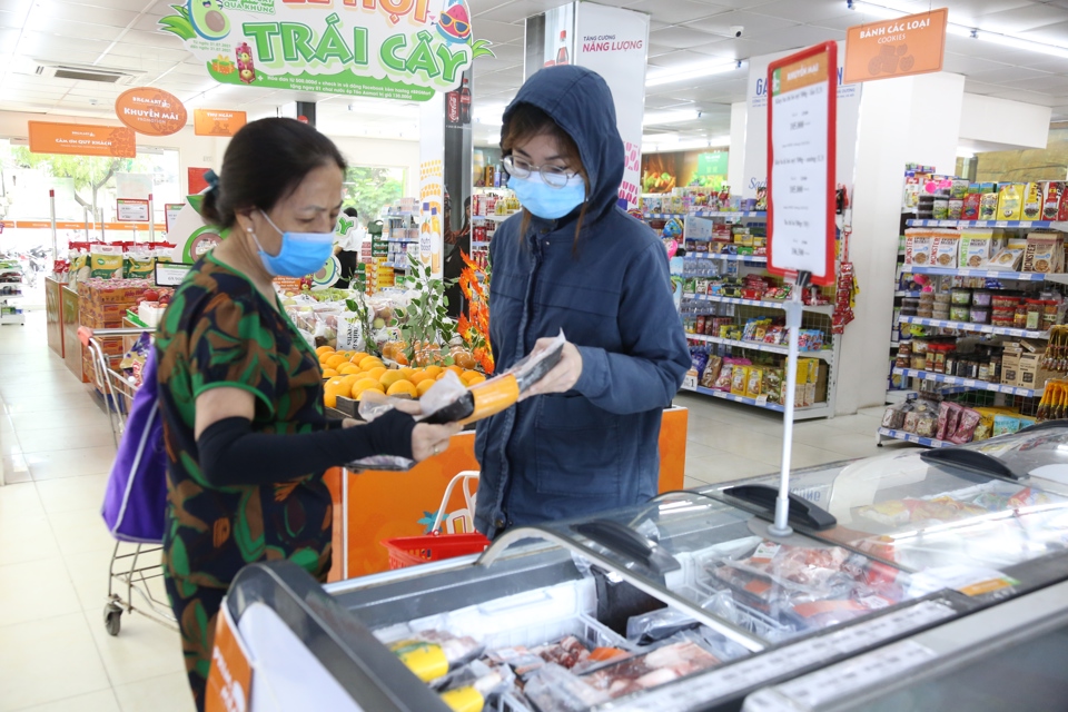 Khách hàng lựa chọn mua sản phẩm tai siêu thị Hapro Thành Công. Ảnh Thanh Hải